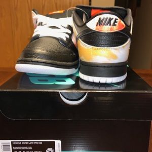 Nike SB Dunk Low “Rayguns”
DS
Receipt & box